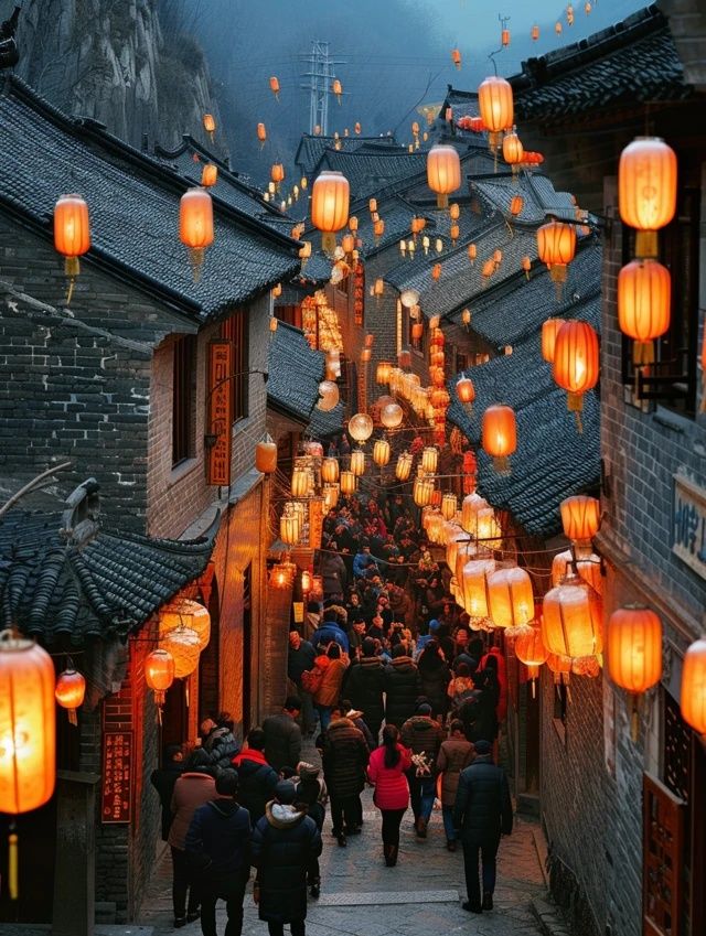 春节旅游市场旺!太古里庙会、大熊猫基地游客爆满,西湖断桥人潮涌动,故宫门票售罄,短途自驾游成新宠