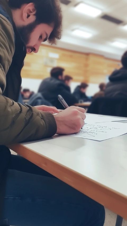 中考重考通知引发家长热议,考生家庭计划受影响!