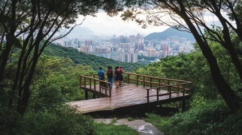 广州莲花山:揭秘隐藏的古长城和巨石阵花园,体验穿越千年的旅程