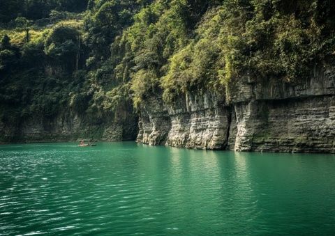 浙江桐庐虎啸峡漂流探秘:夏日戏水的绝佳去处