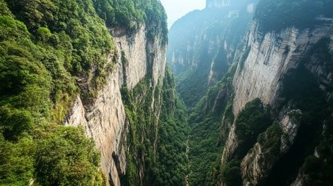 贵州旅行者无人机探秘:深山半腰人家初现眼帘