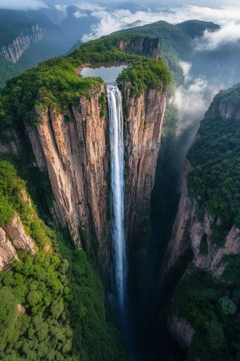 贵州旅行者无人机探秘:深山半腰人家初现眼帘