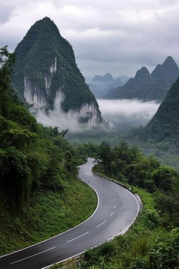 去巴马旅游，广西喀斯特地貌的山峰形态各异，千姿百态,入眼皆是美景。