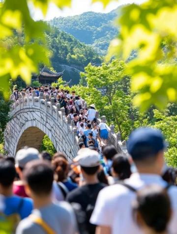 国庆长假热门景区人潮涌动,全国旅游热潮席卷而来