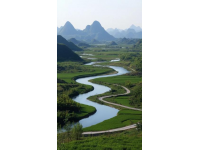 贵州至云南河口：自驾之旅攻略，包括贵阳与沿线必游城市、景点、美食与住宿推荐。
