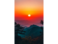 周末夜爬华山指南 - 探险之旅必备攻略，尽享壮丽日出奇景。