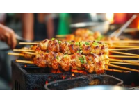 广西南宁！4个印尼男子来旅游，累了来到一家特色餐厅吃饭，点300个烤串、4碗螺蛳；内容：
