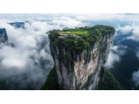 张家界大峡谷玻璃桥游览指南 - 体验云端漫步，探秘仙境奇观之旅