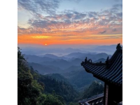湖北作为历史文化与自然风光兼具的省份，拥有众多值得一游的景点，以下分类型推荐