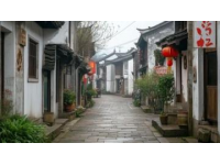 福州详细旅游攻略,三坊七巷街区内坊巷纵横，石板铺底，民居的窗花采用镂空精雕