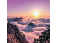 黄山，位于安徽省黄山市，是中国最著名的山岳风景区之一,它以奇松、怪石、云海、温