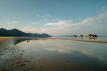 盐城海滨浴场:黄海新区月亮湾旅游度假区特色海洋文化体验胜地