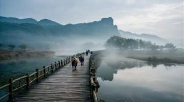 贵州旅游必去五大秘境:黄果树瀑布、西江千户苗寨、荔波小七孔、梵净山、镇远古镇深度攻略