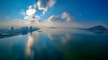 房车游兴起:万绿湖景区出现房车身影