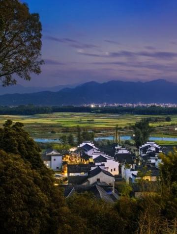 还账游华东,(三)我们旅行团从苏州赶到无锡住下。第二天天刚亮