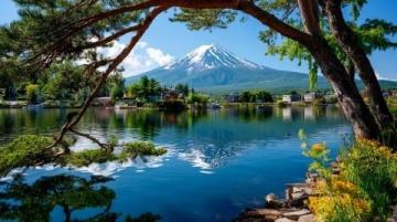 根据2025年的旅游热点和各地的天气变化,推荐去哪里游玩比较合适。