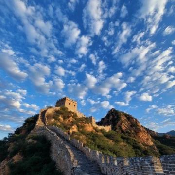 一、以3天2夜为例,预算中等,喜欢自然风光和历史文化的旅游方案:北京八达岭长城、雁栖湖及古北水镇三日游
