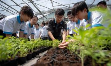 为普及自然科学知识，倡导生态保护理念，由国内多家科研机构、自然博物馆及环保组织联