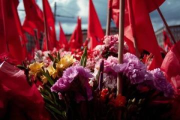 每次五一出发前,都必须带他爷俩念一遍;他们的“旅游必备清单”,成为他们特殊传统