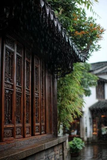 镇江是一座历史悠久、风景秀丽的城市，适合两天一夜的短途旅行