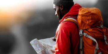 适合年轻人一个人的旅行(一个人的旅行勇敢又热烈当代年轻人探索自我的新方式)