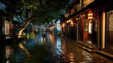 湘西大山旅游攻略：凤凰古城夜游与苗族风情探秘
