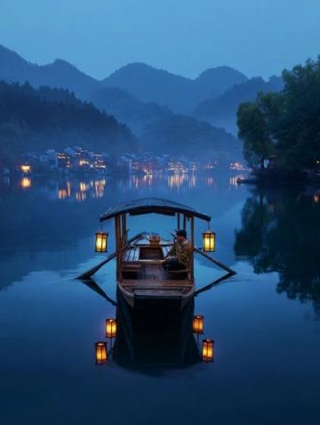 湘西大山旅游攻略：凤凰古城夜游与苗族风情探秘