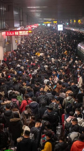 今年五一五天长假,出行高峰令各地景点人满为患