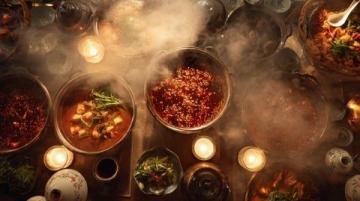 湖北十堰景区内的一家小餐馆, 一名游客下午四点左右进来, 点了份荤素杂烩和两碗米饭.