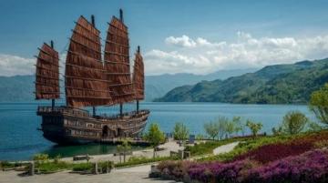 广东省的旅游资源多样且丰富,包括历史名胜古迹、现代化城市风光以及自然美景。