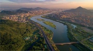 你觉得柳州适合发展旅游业吗?实事求是讲,柳州山水有特色,市区有不错的夜景