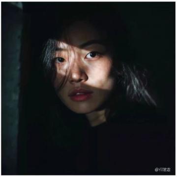2008年河南女孩四川旅游遇地震躲桌下的故事