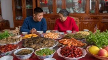 近一段时间以来,潘长江和他的女儿到江西旅游参观,品尝美食,引起很多人的围观