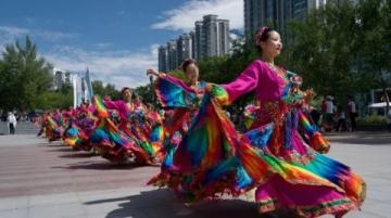 6月赴新疆旅游，穿搭不同效果大不同：你是仙女还是可怜人？