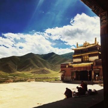 勇闯高原的全面指南：西藏旅行的必备心态与实战攻略