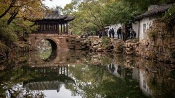 江南水乡是中国最具诗意的旅行地之一，小桥流水、白墙黛瓦、烟雨朦胧