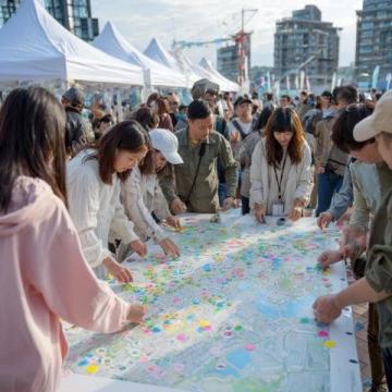 连日来，在春秋东路上，一幅彩色创建国家5A级旅游景区的标语墙绘横空出世