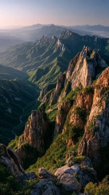 2025年黄山旅游指南:门票、交通、必游景点、高铁线路、住宿选项与旅行注意事项。