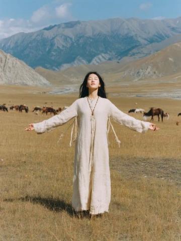6月赴新疆旅游，穿搭不同效果大不同：你是仙女还是可怜人？