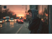 攒钱or旅游，年轻人的生活天平该倾向哪端？