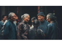 峨眉山轿夫抬肥客引热议：是剥削还是合理交换？