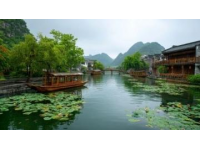 广东省的旅游资源多样且丰富，包括历史名胜古迹、现代化城市风光以及自然美景。