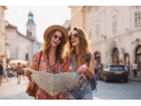 边玩边赚：年轻人的旅游新潮流