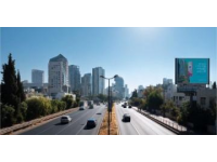 连日来，在春秋东路上，一幅彩色创建国家5A级旅游景区的标语墙绘横空出世