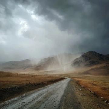 高原遇暴雨：紧急应对策略与安全须知
