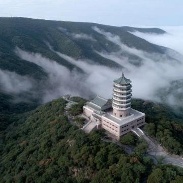 天津蓟州九山顶自然风景区以1078.5米的海拔矗立为**天津之巅**