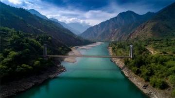 以下是为您整理的2025年川藏线旅游攻略，结合自然风光、文化体验与实用信息