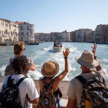 深度解析:旅游与旅行的本质区别及当代趋势