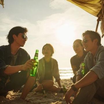 团建旅游中老板带头喝酒，老板娘的处理方式值得学习