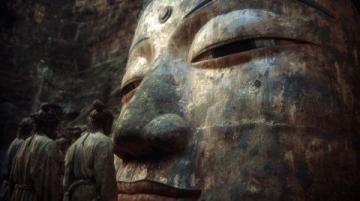 探索乐山大佛:徒步登山与船游体验世界文化遗产的魅力